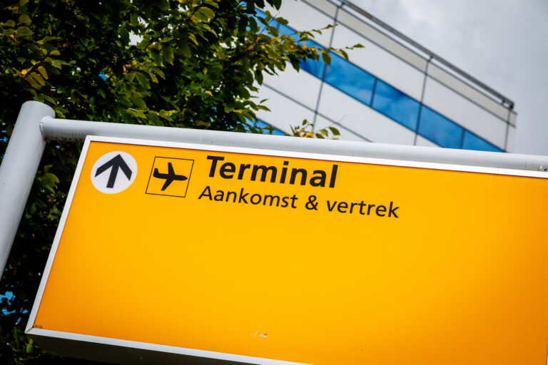 Bord Terminal aankomst en vertrek bij de luchthaven